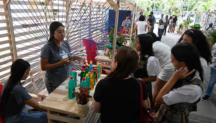 La Biblioteca Pública Julio Pérez Ferrero le abrió las puertas a la feria de negocios verdes./Fotos Jorge Gutiérrez-Leonardo Oliveros-La Opinión