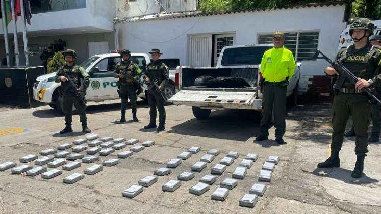 La cocaína estaba ‘encaletada’ en la carrocería de la camioneta de color blanco.