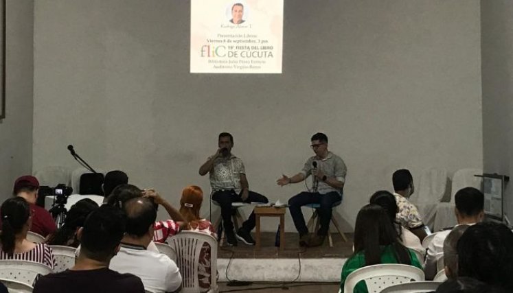 El autor contó con la presencia de amigos y familiares en su presentación. / Foto: Nicolás Mojica / La Opinión