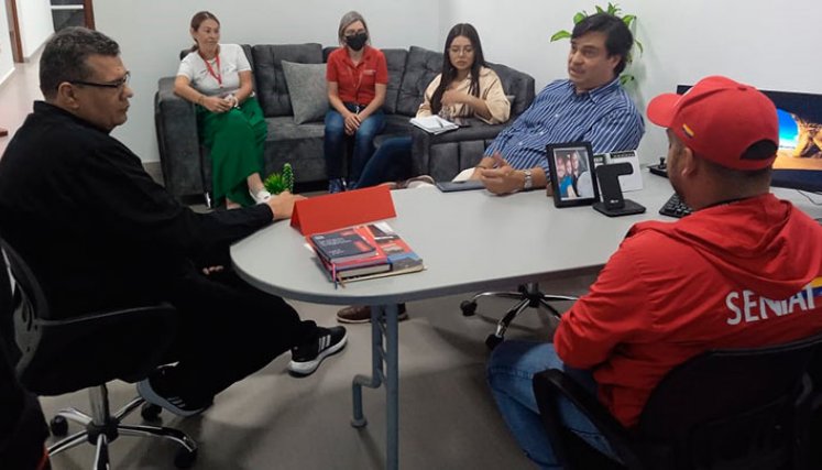 Víctor Méndez (izquierda) y  Juan Gabriel Pérez, director regional y presidente de la CCV, reunidos con el Seniat en el puente Atanasio Girardot./Foto Cortesía
