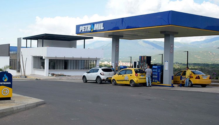 Los taxistas dicen que hace casi un año pagaban el galón de gasolina por debajo de $8.000, ahora sufren por el alto precio ($12.425). Foto Archivo La Opinión