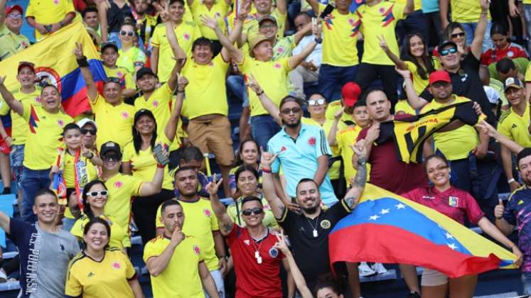 Los hinchas de la selección Colombia, no importa el sacrificio que les toque hacer, con el fin de acompañar a la tricolor en el estadio.