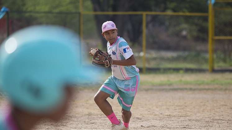 Los jóvenes beisbolistas aprenden las técnicas básicas del juego.