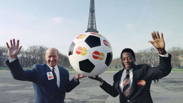 Bobby Charlton, exdelantero de la selección inglesa, junto  Edson Arantes Do Nascimento 'Pelé'  foto tomada en París en 1995.