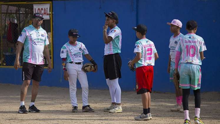 Tres veces a la semana el club RP56 entrena en la cancha de fútbol del barrio Montebello I de Los Patios.