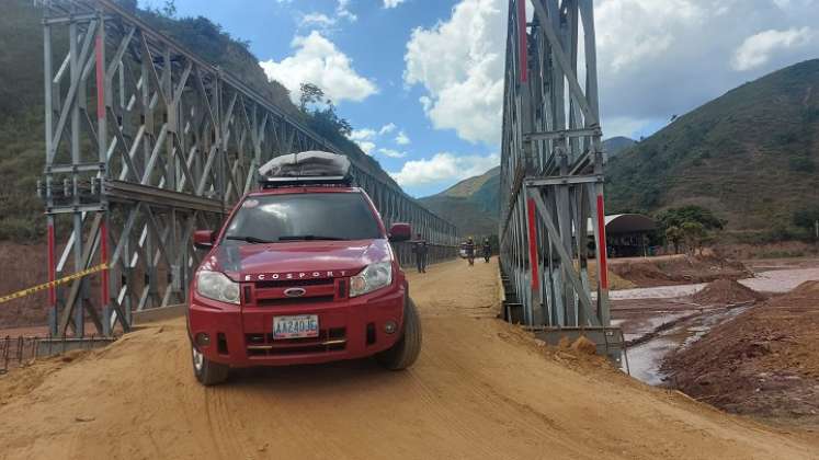 El paso de carros livianos por el puente de El Tarrita se hace de manera lenta por un terraplén provisional mientras se construye el definitivo. / Foto Javier Sarabia/La Opinión