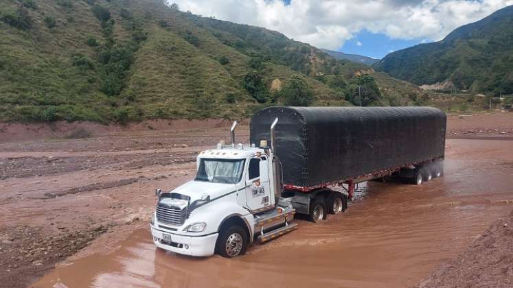 No se permite el paso de camiones ni de gandolas, por ahora./ Foto Javier Sarabia/La Opinión