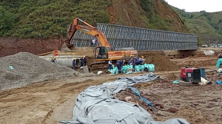 Este martes se dará vía libre el paso de todo tipo de vehículos por el puente metálico El Tarrita para remediar el problema./Foto: Cortesía