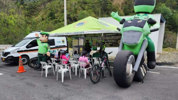 Pausas activas y verificaciones con radares de velocidad, son algunas de las acciones que adelantan las autoridades de tránsito en las vías de la región./ Fotos: Cortesía 