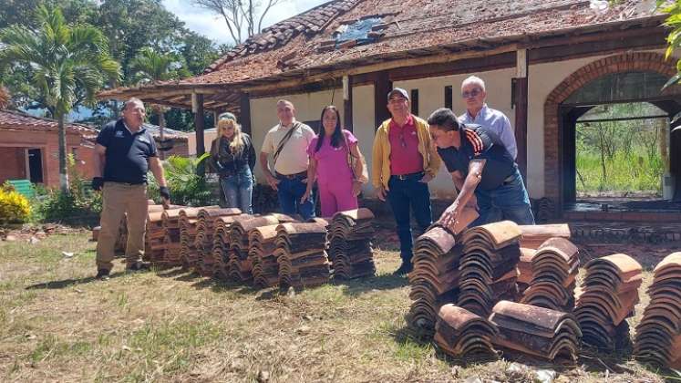 Padres de familia del colegio Rafael Contreras Navarro aportan el granito de arena para reconstruir la casona y la maloca / Cortesía