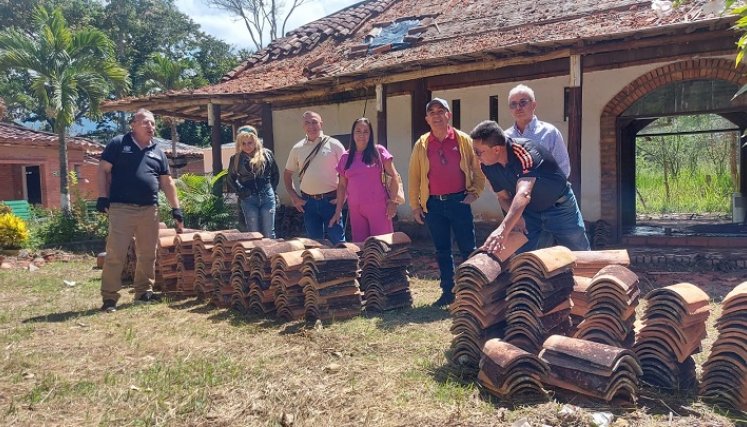 Padres de familia del colegio Rafael Contreras Navarro aportan el granito de arena para reconstruir la casona y la maloca / Cortesía