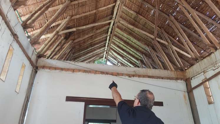 Padres de familia del colegio Rafael Contreras Navarro aportan el granito de arena para reconstruir la casona y la maloca / Cortesía