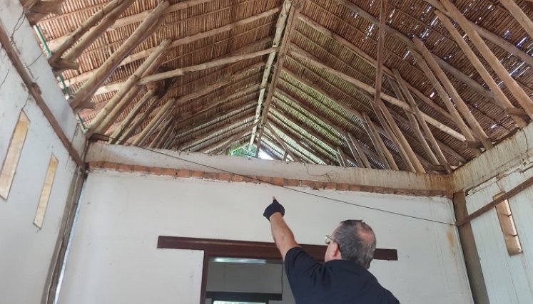Padres de familia del colegio Rafael Contreras Navarro aportan el granito de arena para reconstruir la casona y la maloca / Cortesía