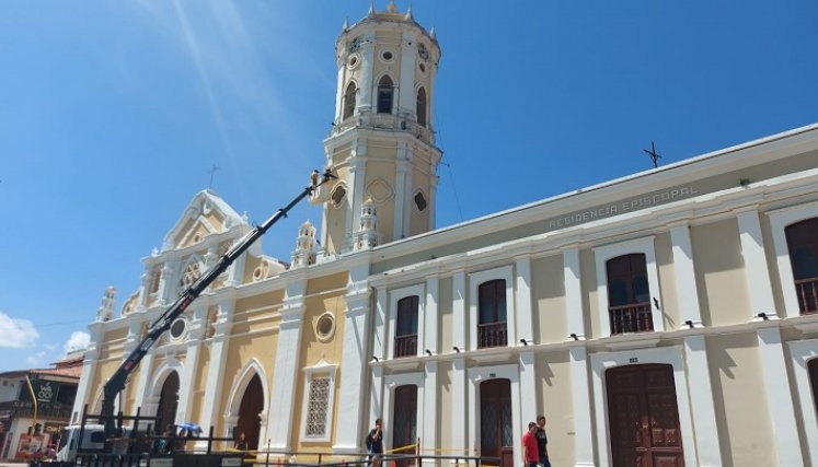 La catedral es sometida a una intervención debido a las filtraciones de agua./Foto Javier Sarabia/La Opinón