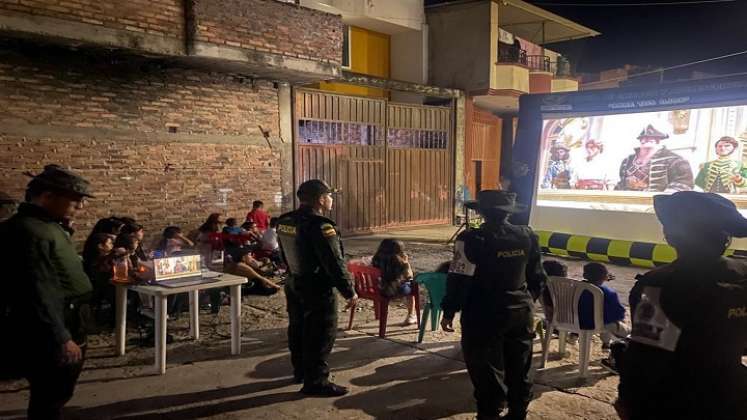 La Policía nacional y la gestora social lleva cine a los parques de Ocaña para restituir el tejido social.