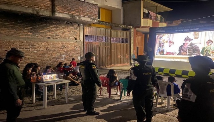 La Policía nacional y la gestora social lleva cine a los parques de Ocaña para restituir el tejido social.