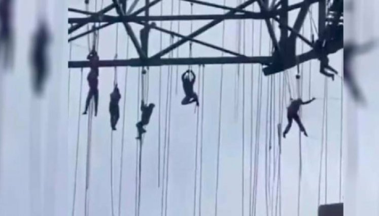 Obreros quedan colgando a más de 140 metros tras el colapso de un andamio en una construcción en Sao Paulo, Brasil.