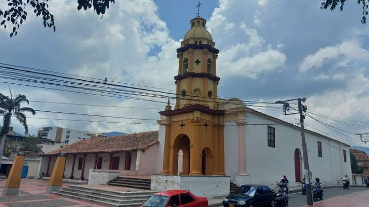 as lluvias han ocasionado el desplome de la parte lateral de los techos donde está ubicada la biblioteca pública Luis Eduardo Páez Courvel./Fotos Cortesía.