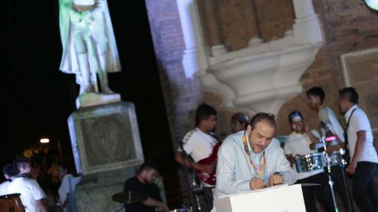 Firma del Pacto por la Educación, gobernador Silvano Serrano. / Foto: Cortesía 