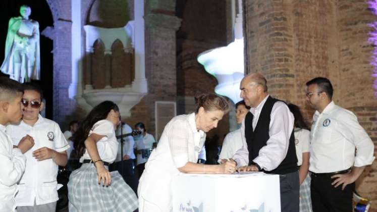 Lliliana Vergel en la firma del Pacto por la Educación. / Foto: Cortesía 