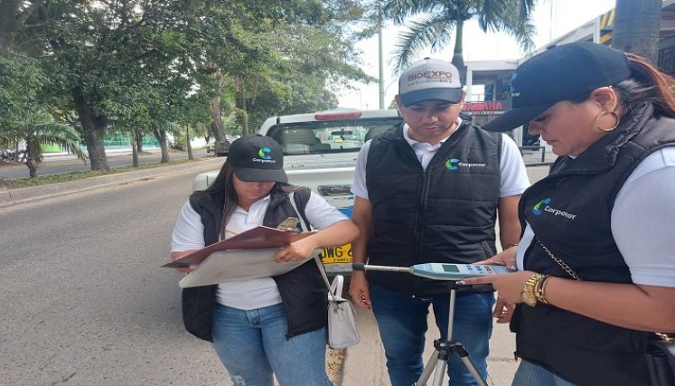 La disposición prohibió la circulación y parqueo de vehículos en el horario comprendido entre las 7:00 de la mañana y 6:00 de la tarde. / Fotos La Opinión