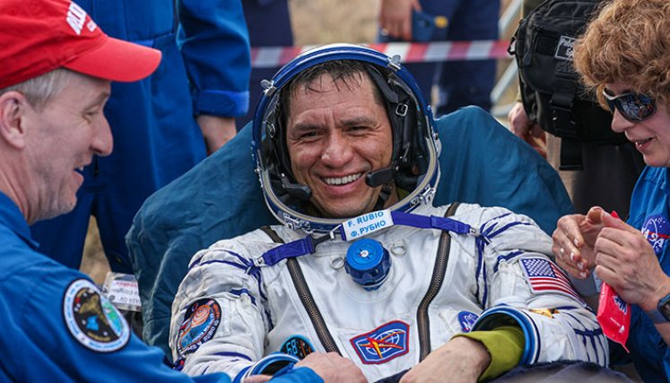 El desafío de caminar después de estar más de un año en el espacio