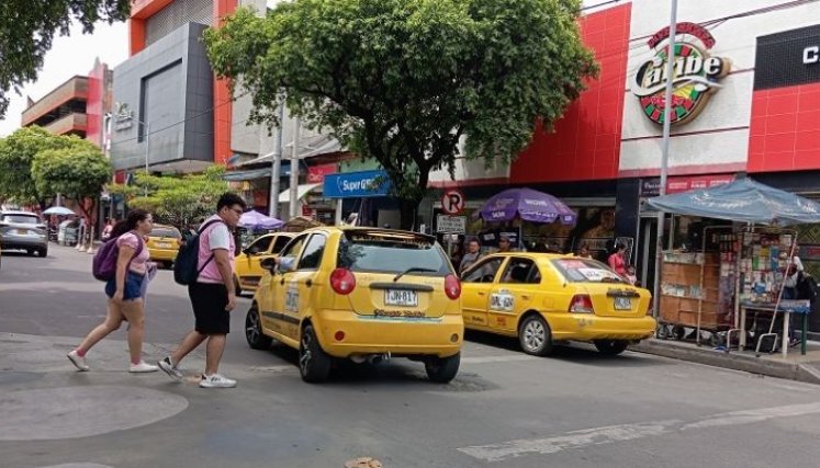 Paradero de taxi en la avenida 4 frente al Palacio Nacional/Foto Orlando Carvajal/La Opinión