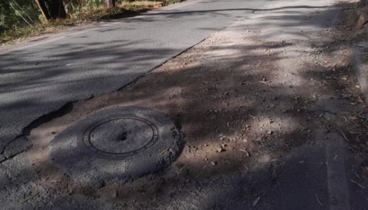 La comunidad asegura que la vía se deterioró, debido al tránsito continuo de carros pesados.  / Foto : La Opinión 