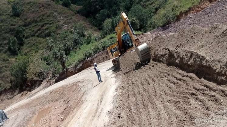 En medio de las dificultades por factores climáticos avanzan los trabajos en los accesos a los puentes metálicos./ Foto: Cortesía