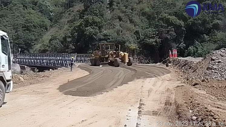 En medio de las dificultades por factores climáticos avanzan los trabajos en los accesos a los puentes metálicos./ Foto: Cortesía