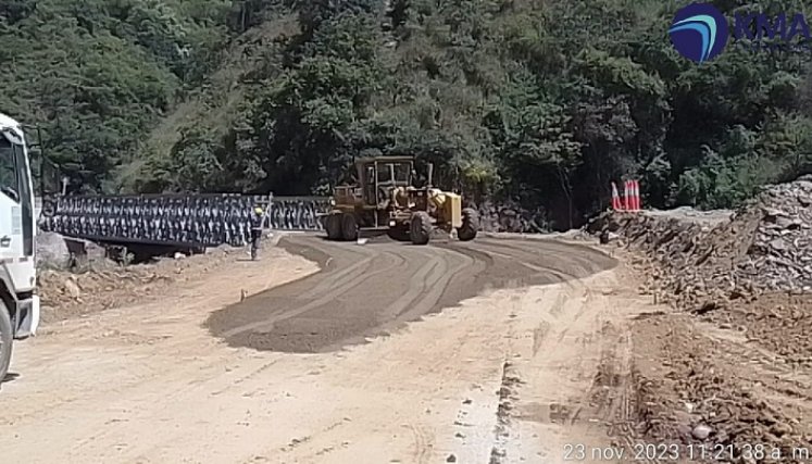 En medio de las dificultades por factores climáticos avanzan los trabajos en los accesos a los puentes metálicos./ Foto: Cortesía