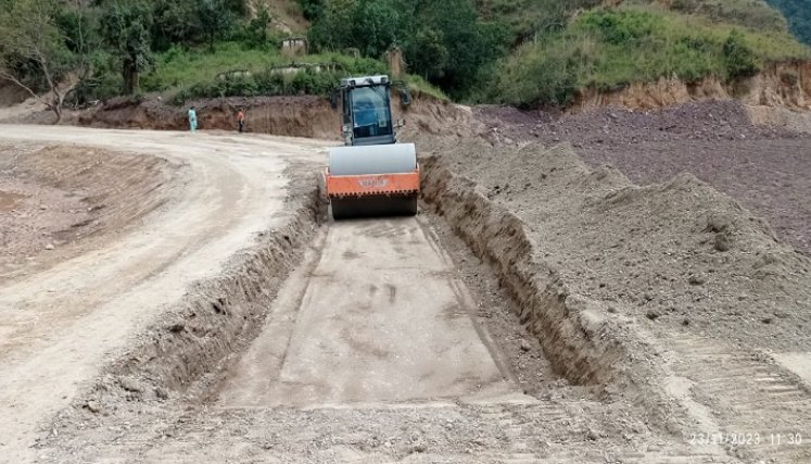 En medio de las dificultades por factores climáticos avanzan los trabajos en los accesos a los puentes metálicos./ Foto: Cortesía