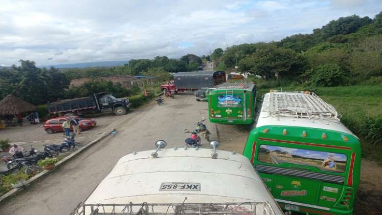 A un principio de acuerdo llegaron transportadores para despejar la carretera que comunica a La Playa de Belén con Hacarí. /Foto: Cortesía