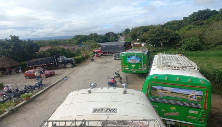 A un principio de acuerdo llegaron transportadores para despejar la carretera que comunica a La Playa de Belén con Hacarí. /Foto: Cortesía