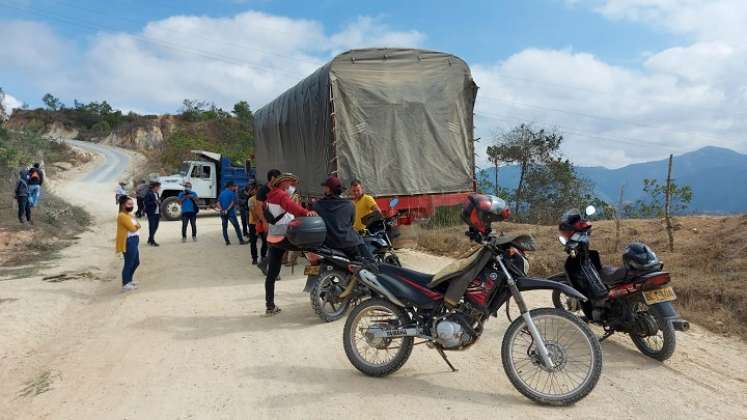 Cansados de tanto abandono estatal, campesinos bloquearon la carretera que comunica a la Playa de Belén con Hacarí./ Foto: Cortesía.