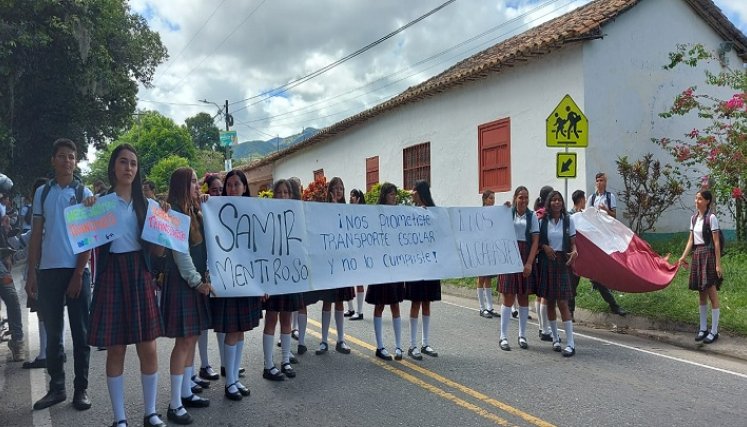 Estudiantes cerraron la carretera Ocaña-Cúcuta para exigir el transporte escolar. / Foto: Cortesía.