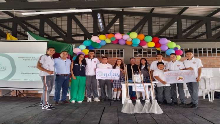 Niños campesinos elaboran las escobas con envases plásticos para, además, erradicar los mosquitos del dengue./ Fotos Cortesía