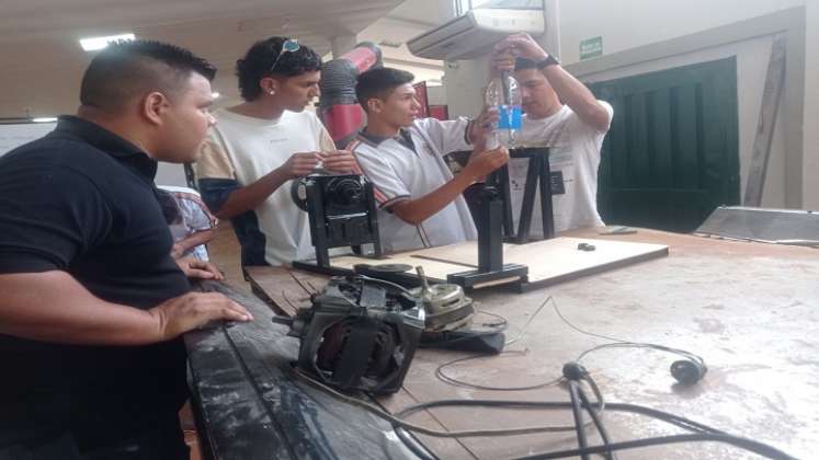 Niños campesinos elaboran las escobas con envases plásticos para, además, erradicar los mosquitos del dengue./ Fotos Cortesía