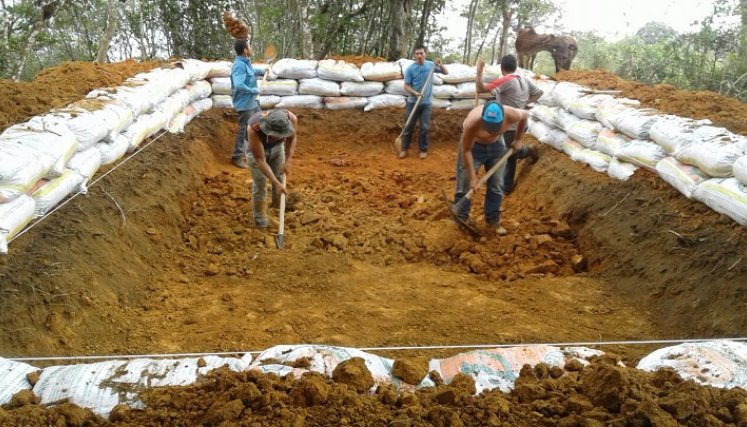 En aras de mejorar las condiciones de vida de los cultivadores de la región se promueven reservorios de agua.