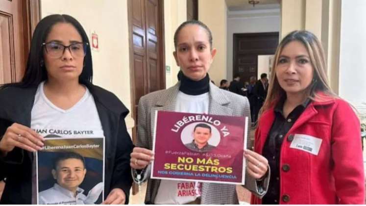 Yolima Díaz, hermana de Jhon Jairo Díaz. Ana Milena de la Peña, esposa de Fabián Arias. Helen Aranzales, esposa de Carlos Bayter./Foto cortesía