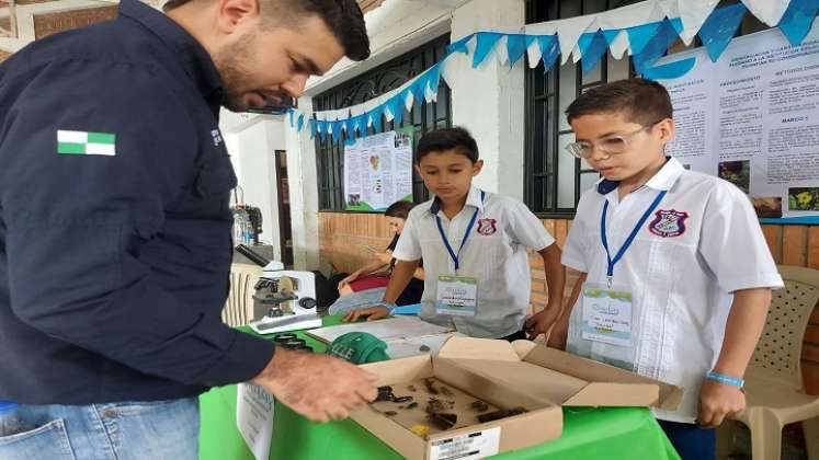 Niños de la institución educativa La Salle integran los semilleros de investigación para conservar los humedales./Foto La Opinión