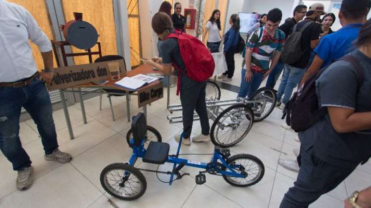 Emprendedores de diferentes edades y profesiones compartieron sus proyectos./Foto Juan Pablo Cohen/La Opinión