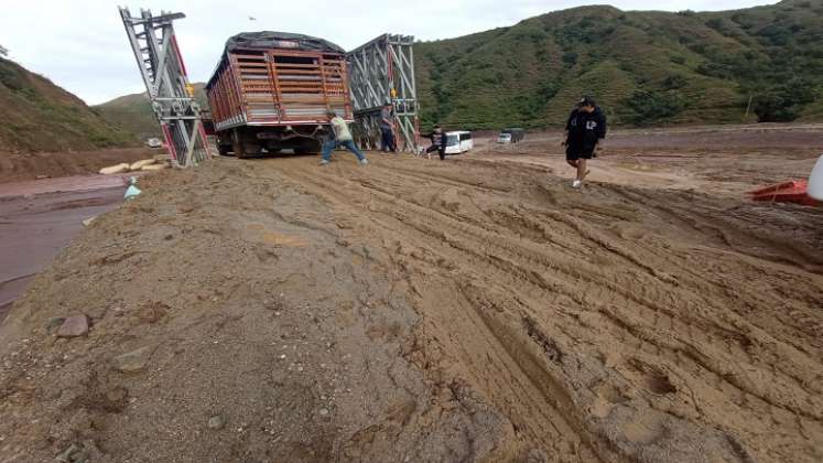 Así amaneció ayer la carretera que conecta con el puente metálico en el sector de El Tarrita, jurisdicción rural de Ábrego. /Foto: Cortesía