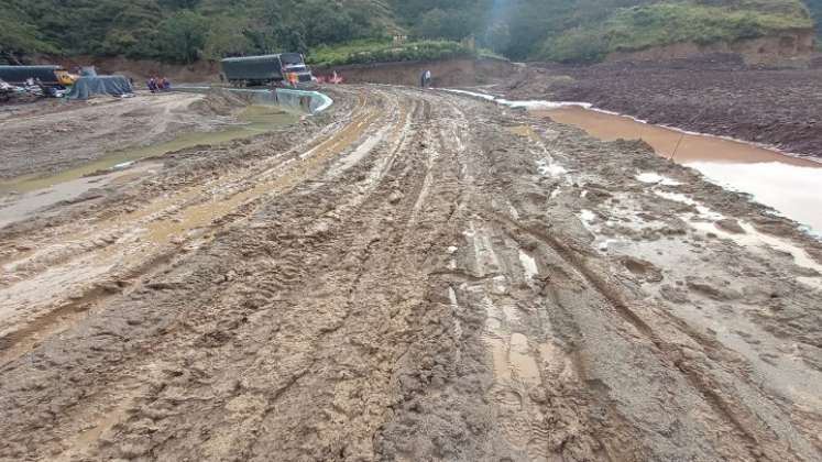 Así amaneció ayer la carretera que conecta con el puente metálico en el sector de El Tarrita, jurisdicción rural de Ábrego. /Foto: Cortesía