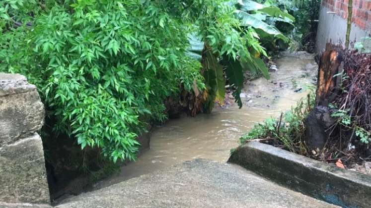 El canal se rebosó en el barrio Villa Paz. / Foto: Nicolás Mojica. 