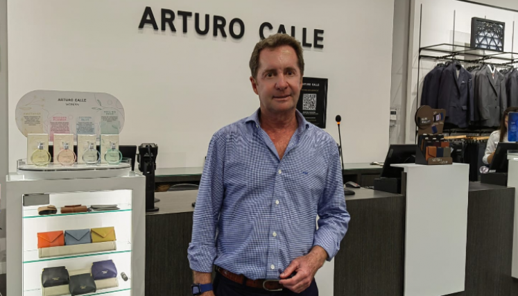 La marca de moda colombiana, Arturo Calle, continúa su expansión en el país con la apertura de un nuevo almacén en el centro comercial Jardín Plaza