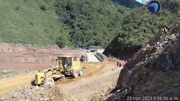 En medio de las dificultades por factores climáticos avanzan los trabajos en los accesos a los puentes metálicos./ Foto: Cortesía