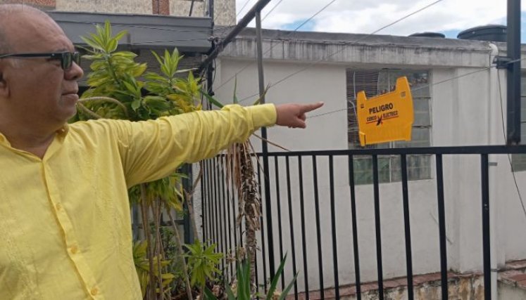 Hernando Angarita, vecino de Barrio Blanco, muestra la cerca eléctrica que instaló en su casa/Foto Orlando Carvajal/La Opinión