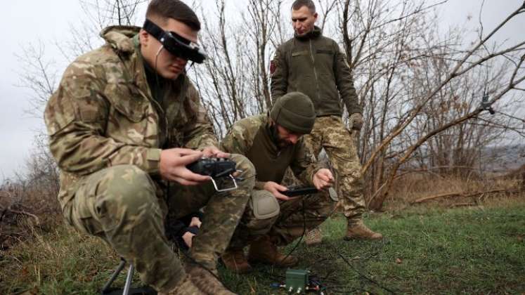 Soldados rusos operan un drone para conocer las posiciones enemigas en la guerra de Ucrania/Foto AFP