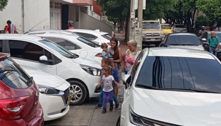 Los peatones no tienen por donde caminar por el mal parqueo que reina en el sector/Foto Orlando Carvajal/La Opinión
